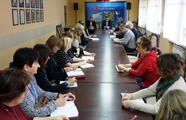 Spotkanie w sprawie koronawirusa z dyrektorami placówek oświatowych odbyło się dziś w skarżyskim magistracie.