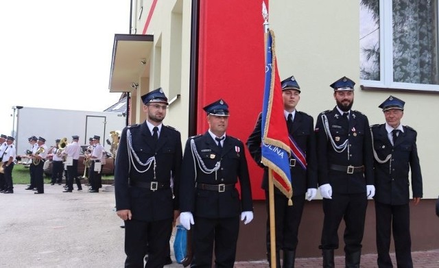 Uroczystość 100-lecia Ochotniczej Straży Pożarnej w Sokolinie rozpoczęła się wymarszem kolumny marszowej.