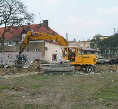 Po rozebraniu starych ruin na placu pojawią się budowlani. Jeszcze w tym roku postawią dwa nowe domy.