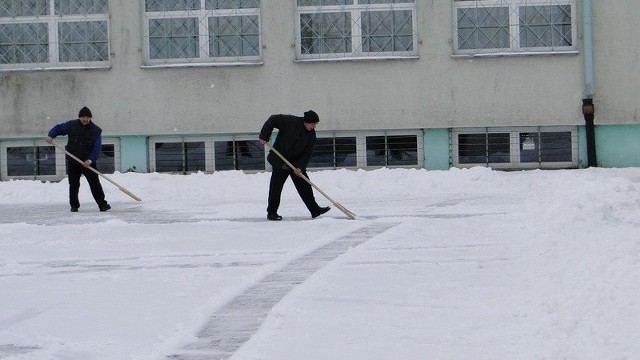 Na lodowisku przy szkole w Potworowie jest lodowisko. Wystarczy odgarnąć śnieg i można się ślizgać cały dzień.