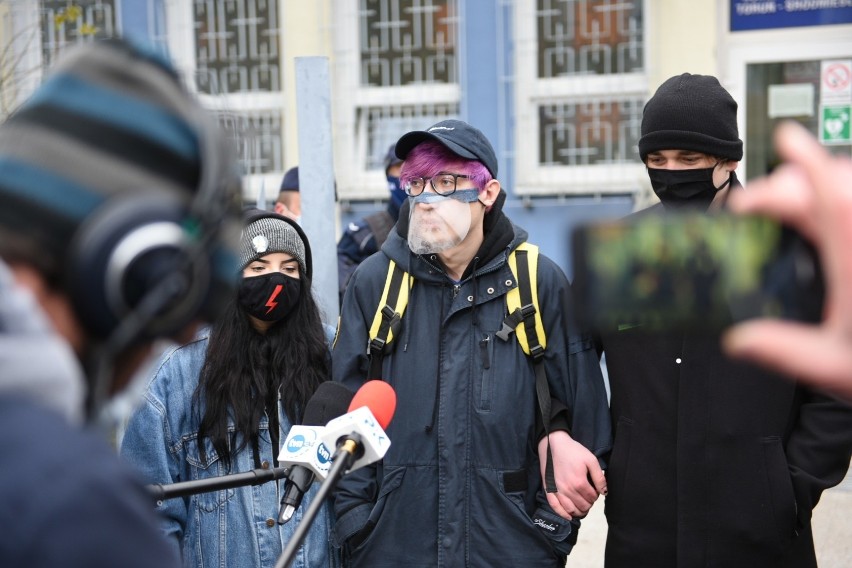 Pikieta solidarnościowa z zatrzymanym na starówce w czasie protestu