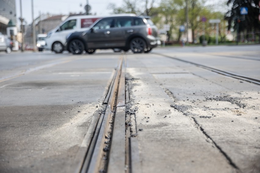 Kraków. Wymiana szyny na ul. Kościuszki. Przez kilka godzin tramwaje nie jeździły na Salwator!