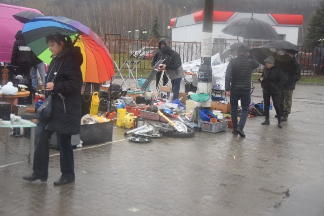 Mimo deszczowej pogody na giełdzie w Sandomierzu w sobotę 9 kwietnia nie brakowało chętnych do zrobienia zakupów. Zobacz zdjęcia i sprawdź, co można było kupić>>>>