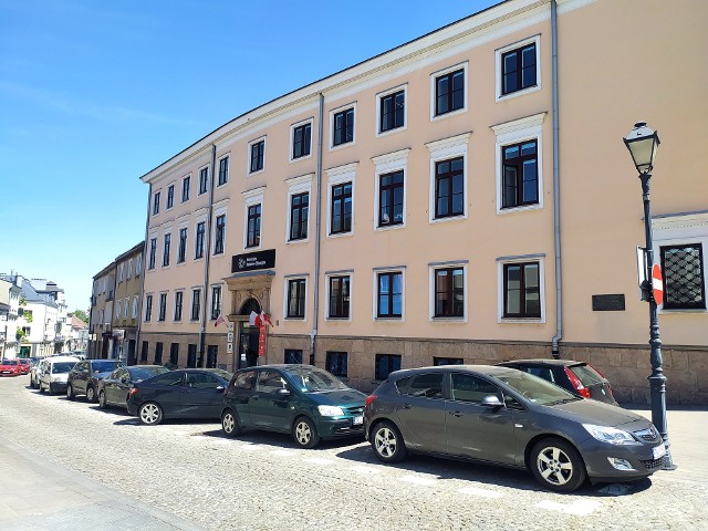 Ulica duża w Kielcach. W budynku gdzie przez lata mieściło się PZU  mieści się teraz Konsorcjum Naukowo-Edukacyjne. Więcej na kolejnych zdjęciach.