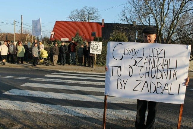 Może ktoś w Opolu wreszcie dostrzeże, że na ten chodnik czeka 700 mieszkańców naszej wsi.