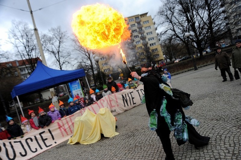 Happening: "To nie krasnoludki palą śmieci"