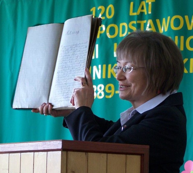 Dyrektor szkoły Lucyna Szpyrka zaprezentowała zabytkową kronikę, prowadzoną od początku powstania szkoły.