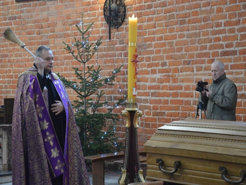 Ceremonii pogrzebowej przewodniczył ks. proboszcz Jacek...