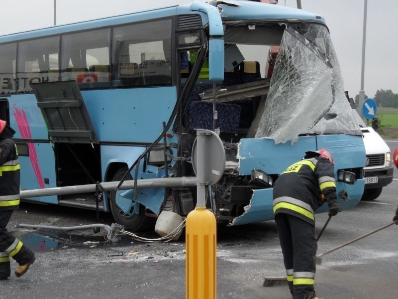 Korek na DK1 w Pszczynie. Autobus uderzył w słup [ZDJĘCIA]