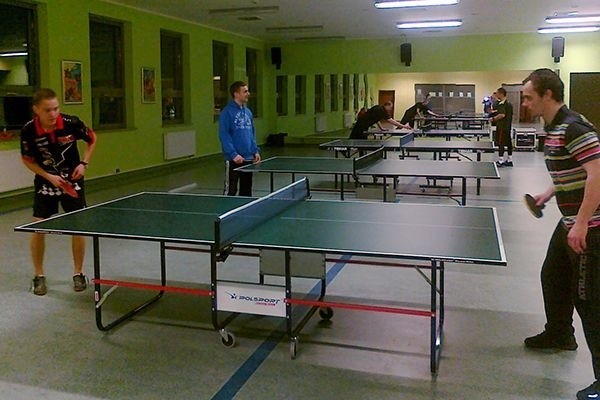 W przerwach między treningami żużlowcy (na pierwszym planie Szymon Woźniak i Krzysztof Buczkowski) grali m.in. w tenisa stołowego