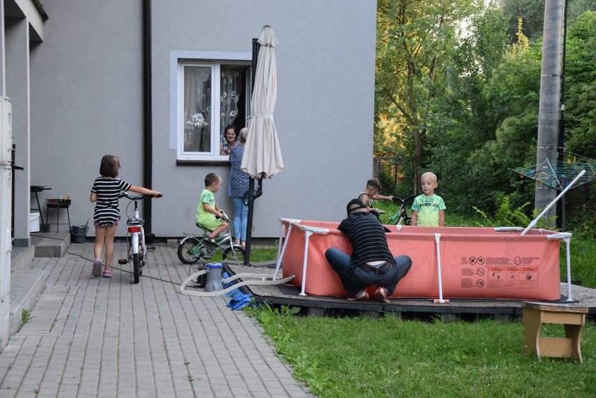 Oświęcim. Dzieci chcą się pluskać w basenie, jednak urzędnicy kazali go złożyć, bo się o nie boją