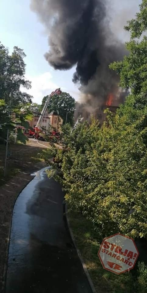 Łobez. Pożar starego młyna. Strażacy dogaszają ogień 