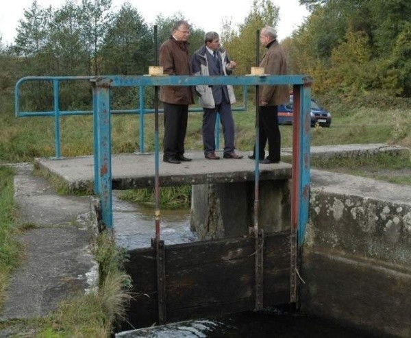 Tama na rzece Stobrawie. Burmistrz Jarosław Kielar (pierwszy z lewej) przekazuje teren pod zbiornik. retencyjny.