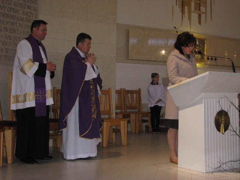 W czasie mszy zgromadzeni modlili się w intencji ofiar...