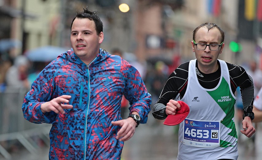 Cracovia Maraton 2019. Twarze biegaczy tuż przed metą [NIEZWYKŁE ZDJĘCIA]