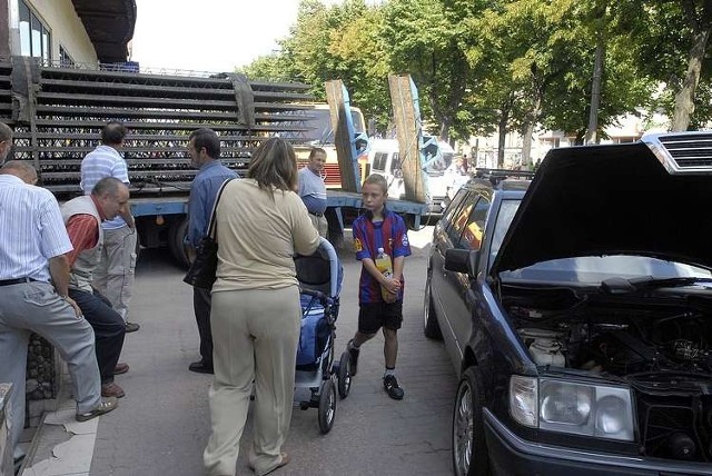 Mercedes na cztery godziny zablokowal ruch w Slupsku. (Fot. Krzysztof Tomasik)