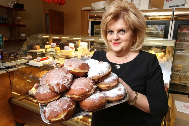 Dorota Burak, właścicielka cukierni Dorotka w Kielcach zaprasza na świeże, cieplutkie pączki już od godziny 8. 