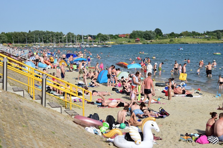 Upalna niedziela nad Jeziorem Tarnobrzeskim. Nad wodą tłumy mieszkańców i turystów! Tak wypoczywaliście. Zobacz zdjęcia   