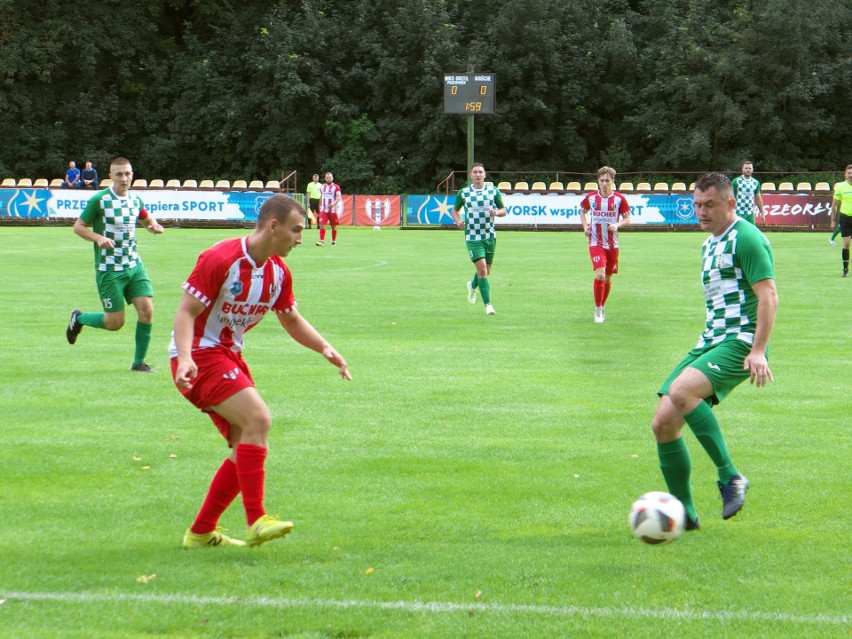 Orzeł Przeworsk (biało-czerwone stroje) nie dał szans ekipie...