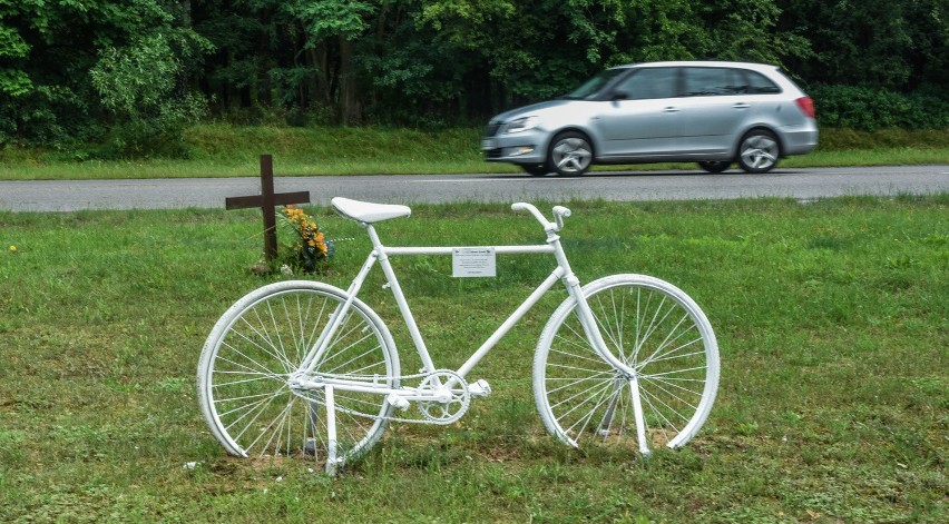 Biały rower znów pojawił się na pasie zieleni przy ulicy...