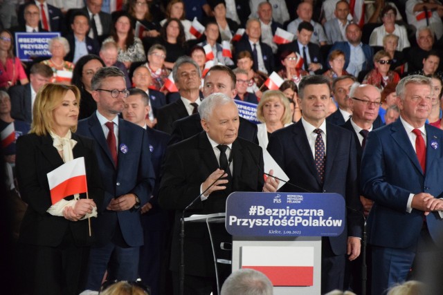 Jarosław Kaczyński podczas prezentacji listy w Kielcach. Za nim 31 kandydatów do Sejmu i 3 do Senatu. Zobacz na kolejnych zdjęciach jak ich prezentowano.