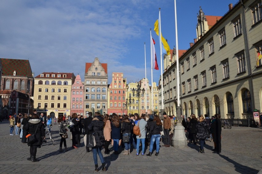 Wrocław: Zapalili znicze dla Ukrainy, aby uczcić pamięć ofiar (ZDJĘCIA, FILM)