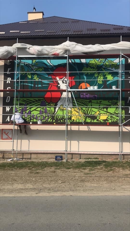 Mural z kogutem wita turystów w Cergowej. Wielkie malowidło powstało na ścianie Domu Ludowego [ZDJĘCIA].