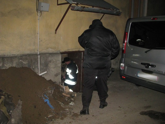 Policja przeszukuje piwnice budynku przy ul. Lwowskiej w Sanoku