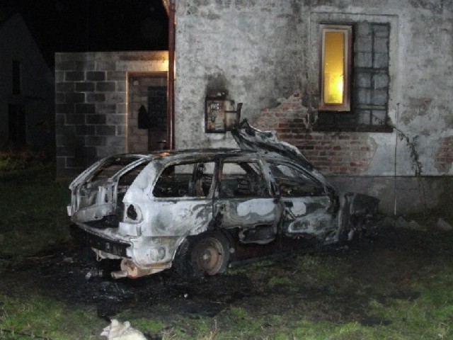 Samochód, który palił się na podwórku w gminie Łubnice