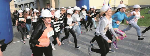 Akcję w Politechnice Świętokrzyskiej rozpoczął bieg w kaskach. Wzięło w nim udział około 70 osób, licealistek, maturzystek oraz studentek. Najliczniejszą reprezentację miało I LIceum Ogólnokształcące z Kielc, czyli „Żeromski”. Jego uczenniece stanęły na podium.