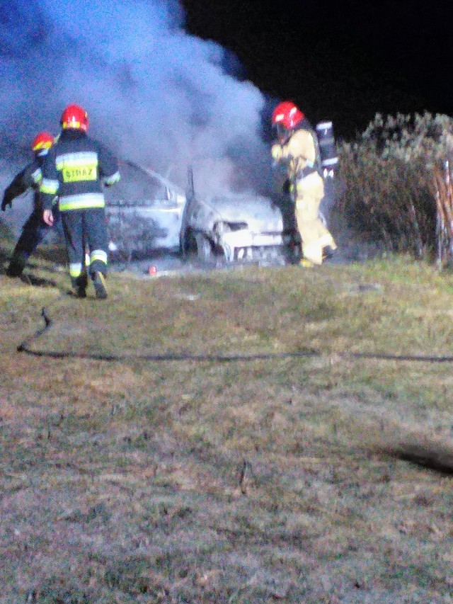 Przed chwilą na alarm@nowiny24.pl otrzymaliśmy kilka zdjęć z pożaru samochodu w Medyni Głogowskiej. - Auto spłonęło całkowicie. W akcji gaśniczej brały udział dwie jednostki straży pożarnej. Do pożaru doszło około godziny 18. Kierowcy nie było, w pobliżu auta znaleziono tylko plecak - napisał nasz Czytelnik. 