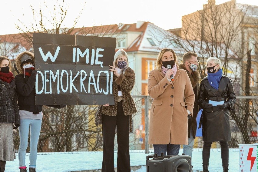 Protest "W imię demokracji" na placu Solidarności w Szczecinie. "Już niewiele wolnych instytucji zostało" - 13.02.2021