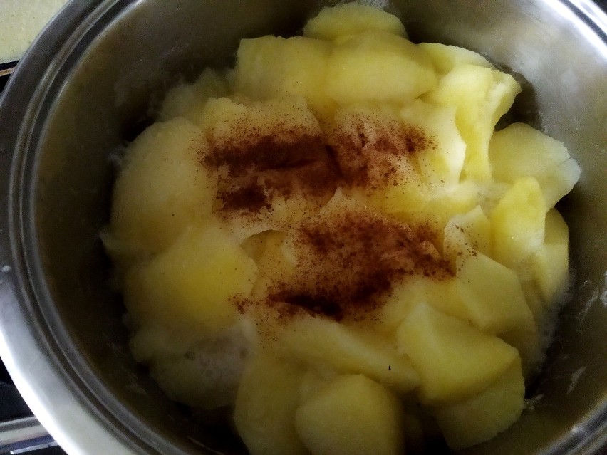 Umyj, obierz i pokrój jabłka na kawałki. Dodaj sok z cytryny...