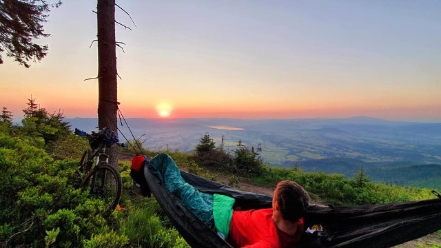 SKRZYCZNETo najwyższy szczyt w grupie górskiej Beskidu Śląskiego. Liczy 1257 m n.p.m. Rozciąga się z niego widok m.in. Beskid Mały, Kotlinę Żywiecką czy Beskid Żywiecki.