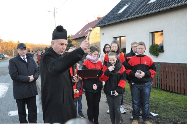 Dzień, w którym oddano do użytku nowy chodnik, był okazją do fety dla całej gminy. Zgodnie z tradycją, chodnik poświęcił też proboszcz.