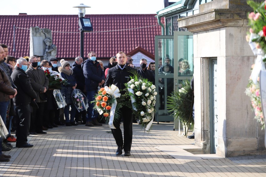 Wiele osób na pogrzebie Waldemara Ceckiego, byłego piłkarza, trenera, dyrektora. Były reprezentacje klubów z Końskich, Stąporkowa
