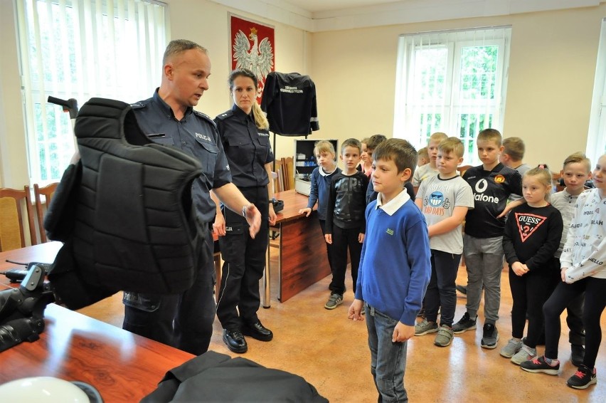 Bytów. Dzieciaki opanowały komendę policji (zdjęcia)