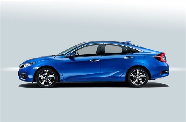 Honda Civic sedan Nowy Civic ma krótsze zwisy zwracające uwagę na dobre właściwości aerodynamiczne samochodu. Uzupełnieniem całości jest agresywny przedni pas nadwozia, z którym komponują się wydatne nadkola oraz wyprofilowane wloty powietrza z przodu i z tyłu.Fot. Honda