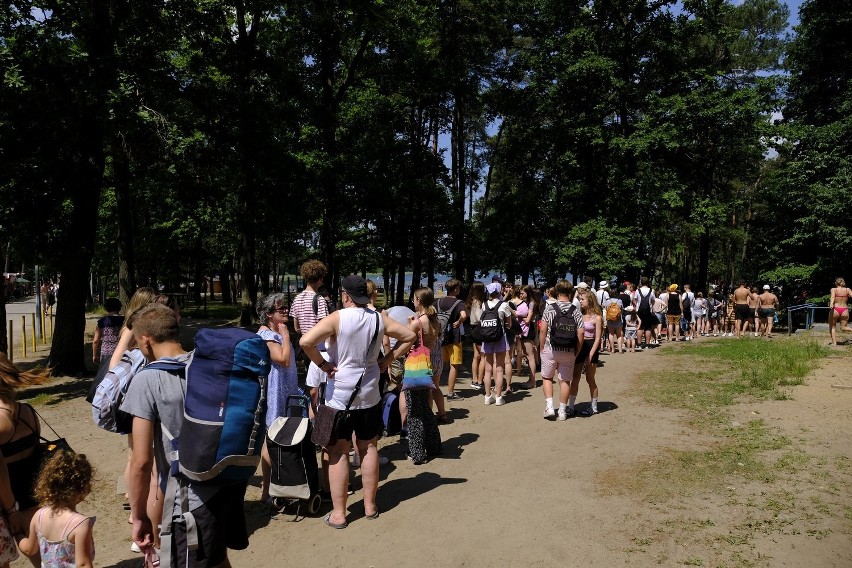 Tłumy nad jeziorem w Kamionkach pod Toruniem. Kolejka przed wejściem na plażę! ZDJĘCIA