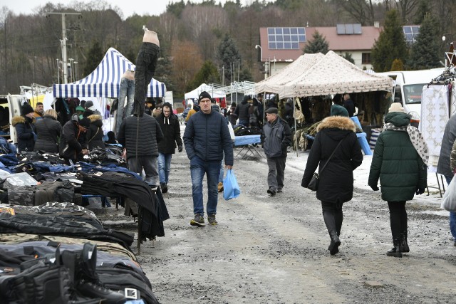 W niedzielę, 6 lutego, na giełdzie w Miedzianej Górze nie brakowało klientów. Zainteresowaniem cieszyły się przede wszystkim ubrania, ale nie brakowało także chętnych na różnorakie ciekawostki do domu lub samochodu. Zobacz jak wyglądał handel w niedzielne przedpołudnie.