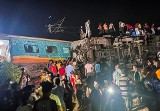 Masakra w Indiach. Czołowe zderzenie pociągów. Potwierdzono setki ofiar - WIDEO