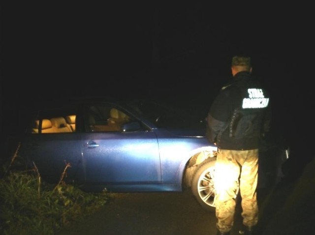 Około godziny 21.30 w okolicach miejscowości Pawłówka (gmina Przerośl) funkcjonariusze straży granicznej zauważyli porzucone na poboczu BMW.