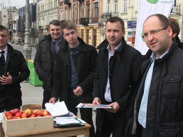 Adam Bielan i Michał Cieślak (od prawej) to kandydaci Polski Razem do Europarlamentu. W zbieraniu podpisów pomagali wolontariusze i sympatycy partii.