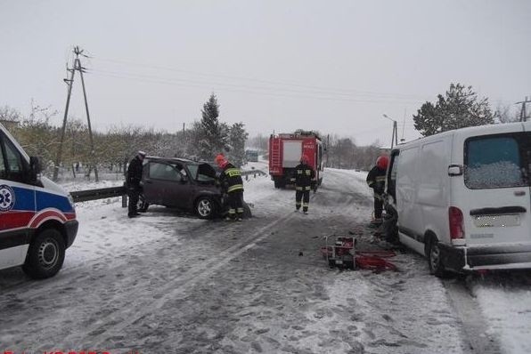 W niedzielny poranek w Opatowie zderzyły się dwa samochody:...
