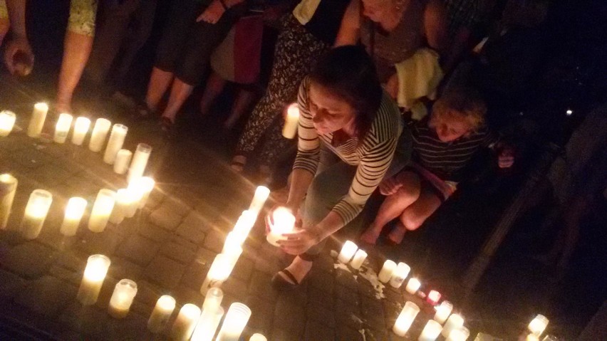 Demonstracja przed żywieckim sądem z preambułą Konstytucji RP  [ZDJĘCIA] 