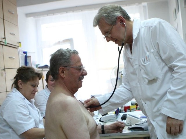 NZOZ Polak-med w zeszłym roku był w pierwszej dziesiątce zwycięzców. Na zdjęciu: dr Wojciech Polak z pacjentem. 