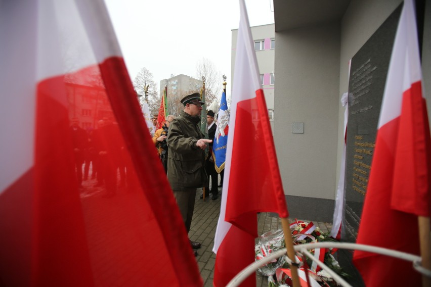 Obchody 37. rocznicy strajku i pacyfikacji kopalni „Wujek". Odsłonięto pamiątkową tablicę Dziewięciu Górników w SP nr 5 w Katowicach WIDEO 