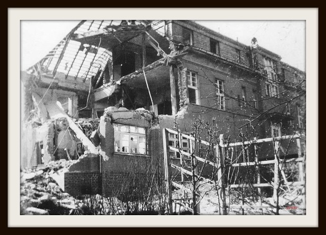 Niestety Żary mocno ucierpiały w wyniku działań wojennych. Najpierw część miasta uległa zniszczeniu po nalocie 1944 roku, a potem armia "wyzwoleńcza" także nie oszczędzała tego co pozostało. Dzieła zniszczenia dokonali szabrownicy i sami mieszkańcy powojennych Żar.