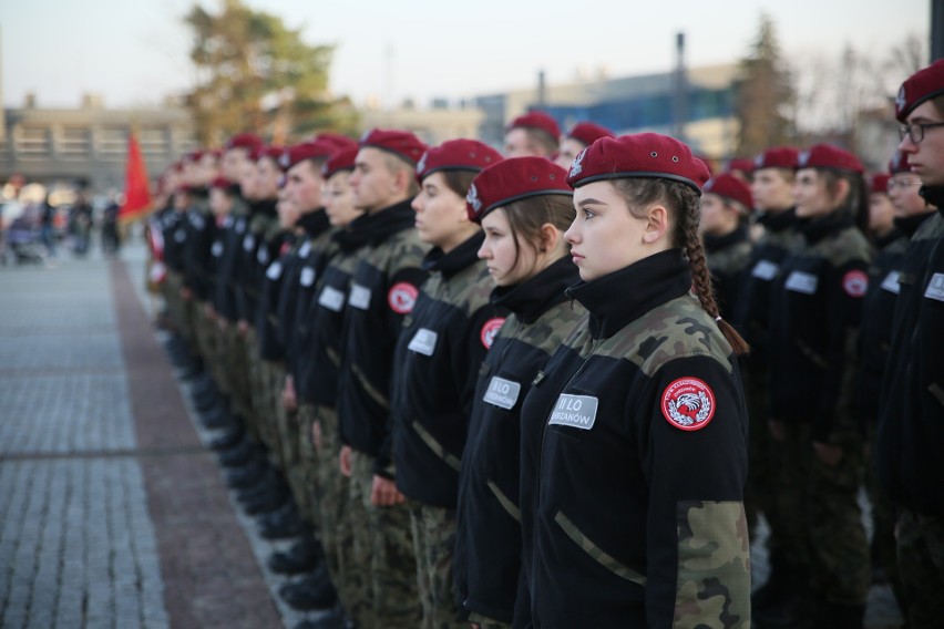 Chrzanów. Kadeci klas mundurowych II LO złożyli uroczyste...