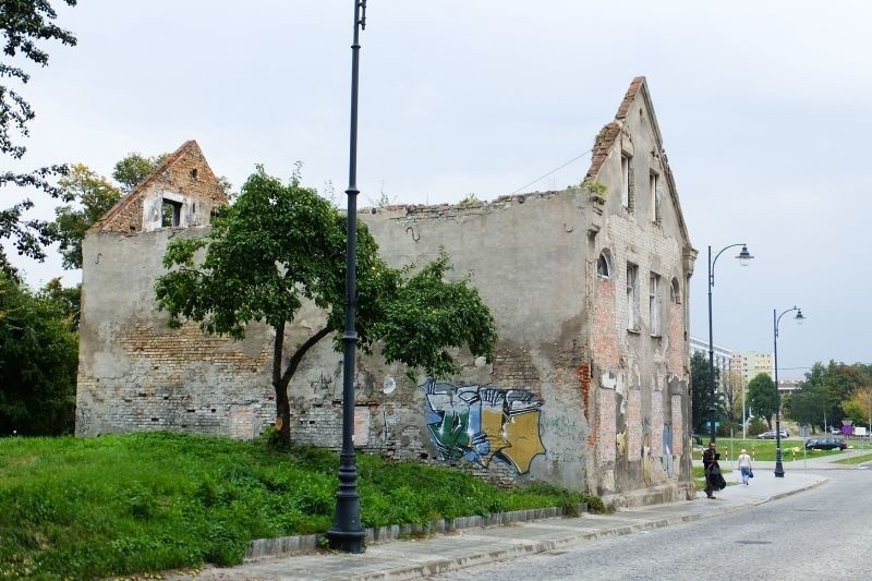 Dach kamienicy jest rozebrany, ale szczyt nie ma żadnego...